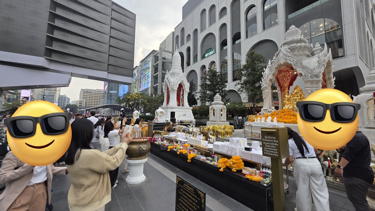 วันนี้ไม่รู้ทำไมเหมือนมีอะไรมาดลใจให้ต้องมุ่งมาไหว้วันนี้ แล้วเห็นในหัวเองว่าต้องเอาพวงมาลัยลักษณะแบบไหน เอาอะไรมาบูชาเพิ่ม ให้น้องอีฟช่วยเตรียมให้ พอมาถึง อึ้งงงงงง วันนี้เค้ามีบวงสรวงใหญ่ แล้วฉันแต่งขาวทั้งตัวมาพอดิบพอดี ขนลุกไปหมด ขอองค์ท่านเมตตาให้สมปรารถนาอีกครั้ง เพี้ยงๆๆ