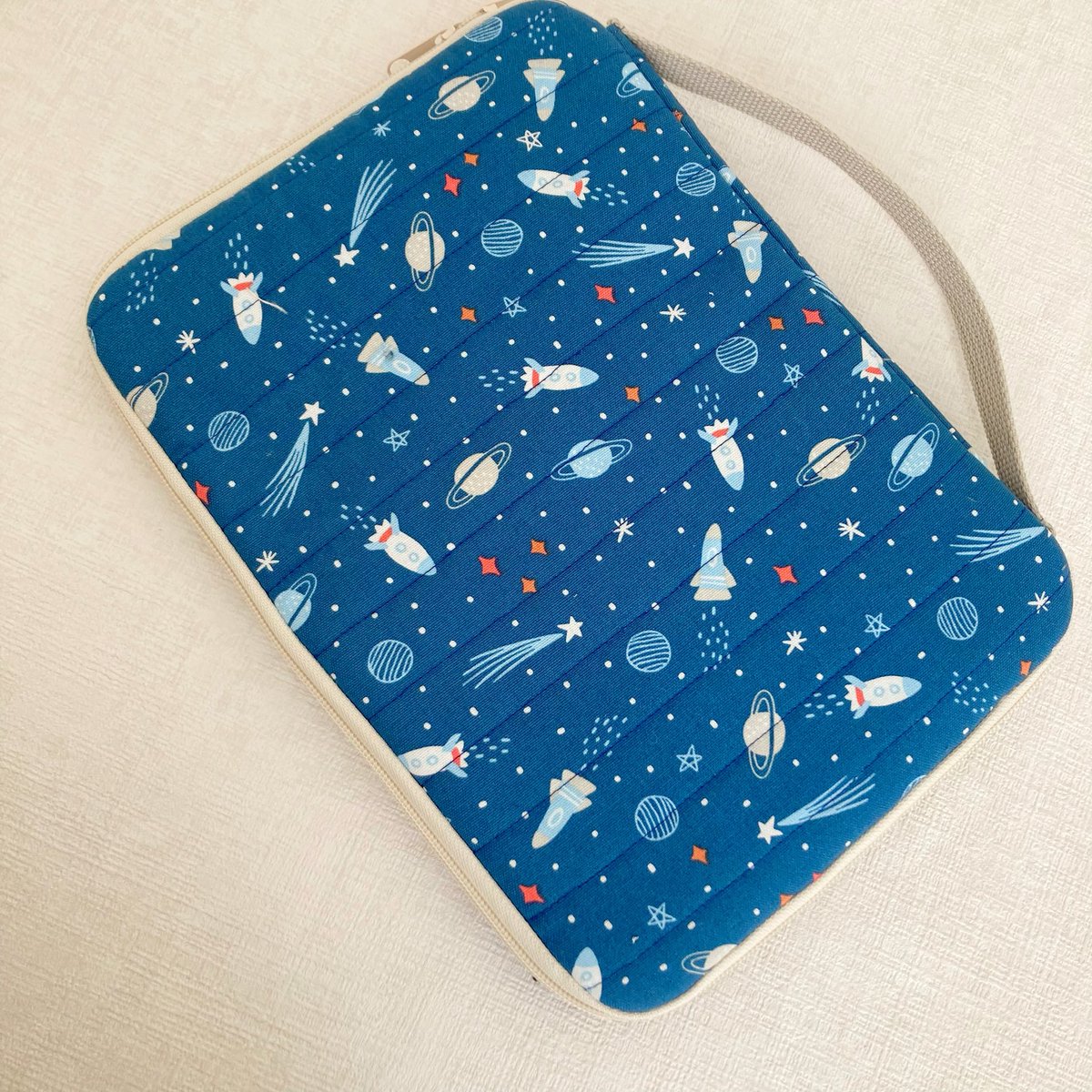 お客様からのオーダー品🐈‍⬛
宇宙柄に黒猫ちゃんが映えてかわいいです🪐
.
新作のタブレットケース、
早速ご注文頂けて
嬉しいです🫶🏻
.
.
#ipadcase  #tablets #タブレットケース #ipadケース #ねこ 
.
.