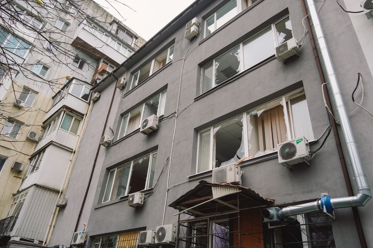 UNHCRUkraine's tweet photo. Last night, the office of UNHCR's partner @desyate_kvitnya in Odesa 🇺🇦 was damaged during a drone attack that also impacted homes &amp; civilian infrastructure.

Emergency services &amp; humanitarian organizations are on site, assisting affected people. https://t.co/VlxqmPBnC7