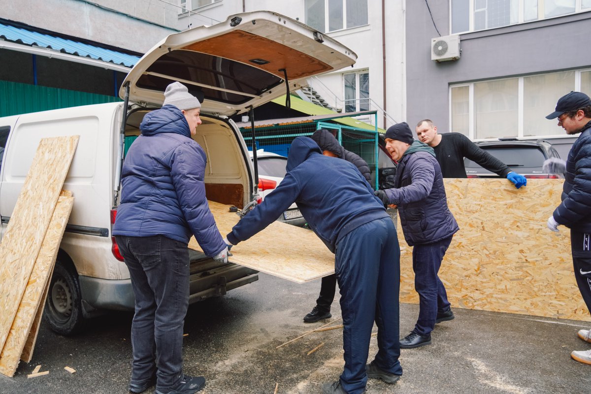 UNHCRUkraine's tweet photo. Last night, the office of UNHCR's partner @desyate_kvitnya in Odesa 🇺🇦 was damaged during a drone attack that also impacted homes &amp; civilian infrastructure.

Emergency services &amp; humanitarian organizations are on site, assisting affected people. https://t.co/VlxqmPBnC7