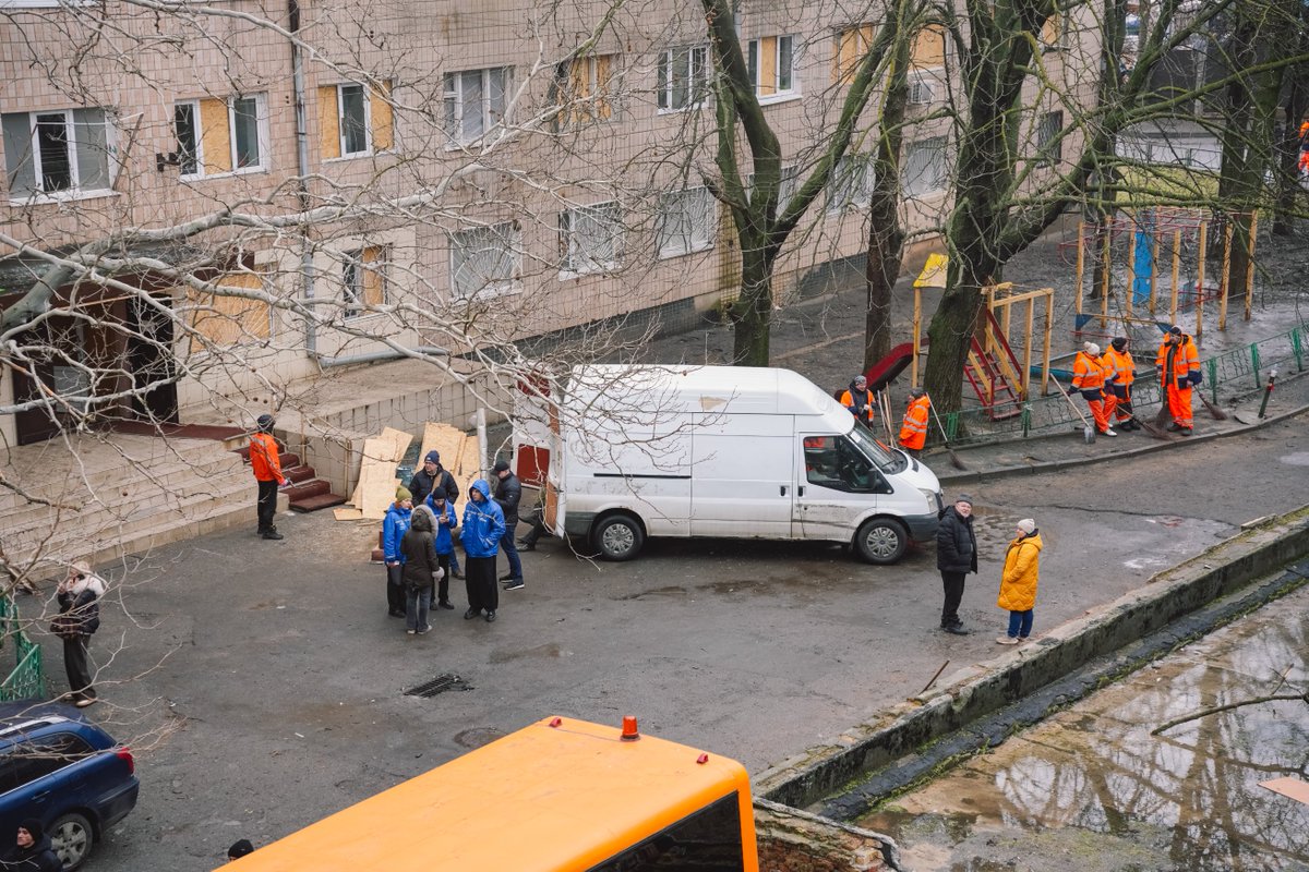 UNHCRUkraine's tweet photo. Last night, the office of UNHCR's partner @desyate_kvitnya in Odesa 🇺🇦 was damaged during a drone attack that also impacted homes &amp; civilian infrastructure.

Emergency services &amp; humanitarian organizations are on site, assisting affected people. https://t.co/VlxqmPBnC7