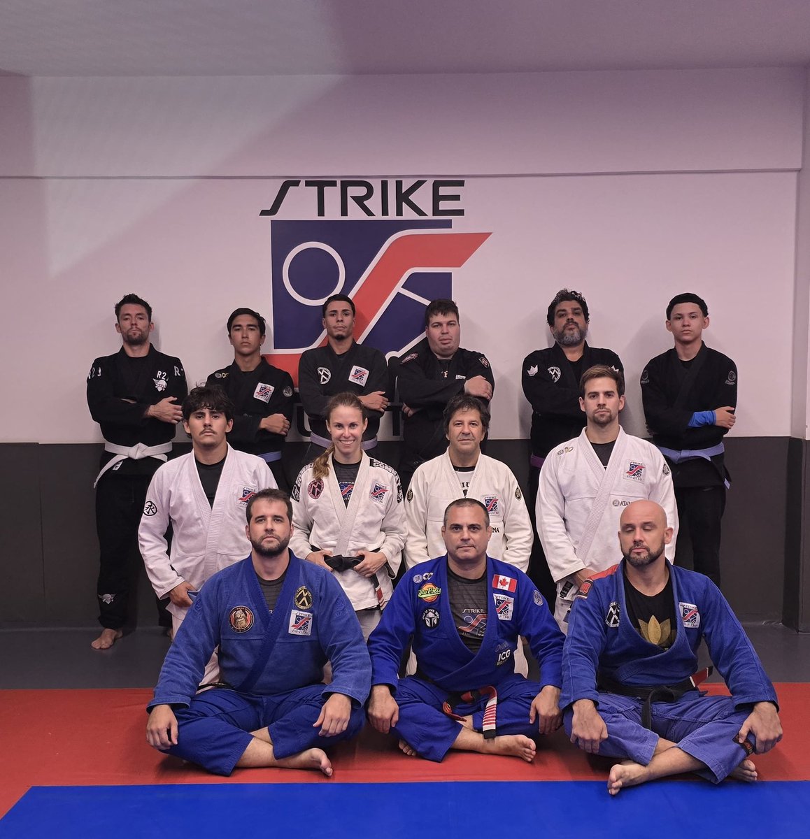 Treino da noite Wednesday:
Remi 🇫🇷, Bruno Amaro, JP Siqueira, Gourmet, Lawrence e Harry Potter.
De joelhos: Mica Galvão, Gabi Vespa 🐝, Keller e Mangi.
1ª Fila: Canelão, Muzio e Wallid.
#strikejiujitsu