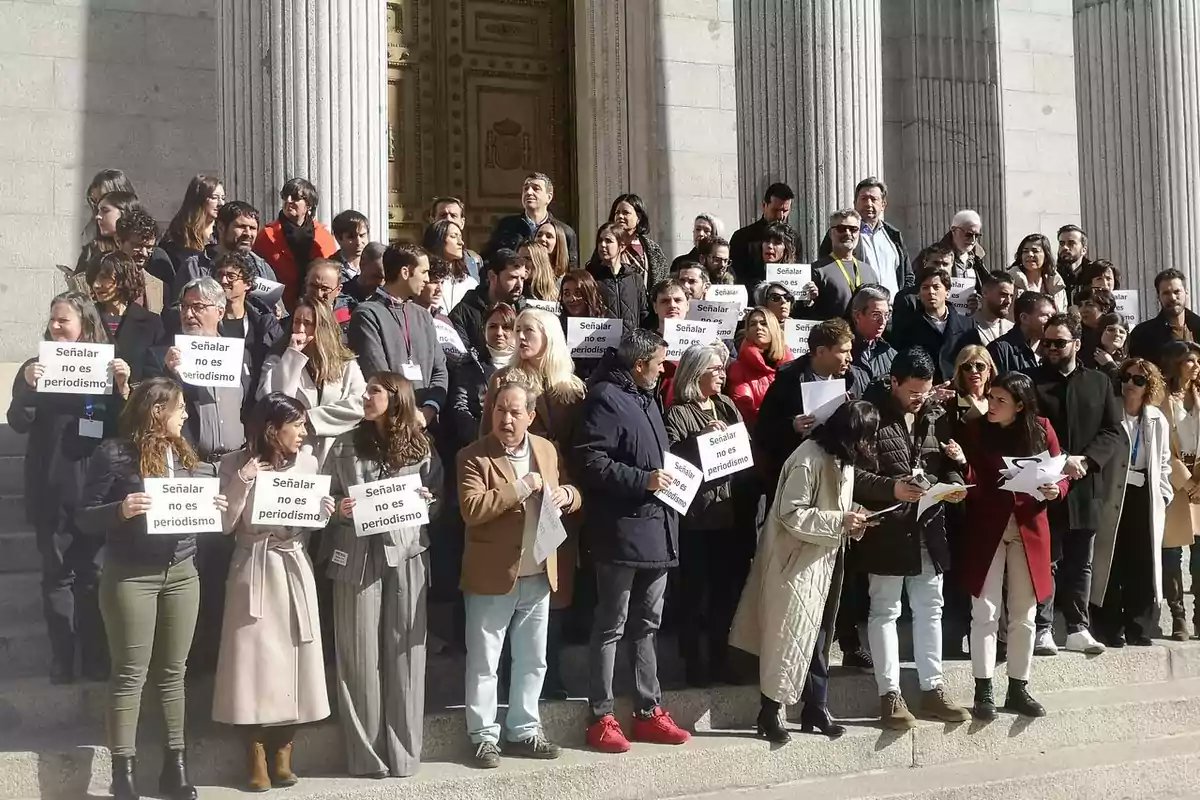 Hola, ¿Dónde están todos estos 'periodistas' que en su momento se reunieron para defender a una 'periodista' de LaSexta por ser señalada, cuando el Presidente del Gobierno ha señalado y atacado a Iker Jiménez?

No es el qué, es el quién.