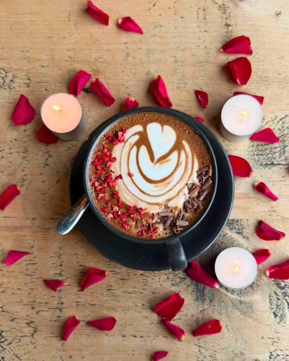 Chocolate Covered Strawberry Mocha 🍫🍓
Our classic rich chocolate mocha with strawberry syrup, garnished with chocolate curls and dried strawberries. All the romantic elegance of a chocolate dipped strawberry… 😉
📍 #TadpoleGardenVillage #Swindon