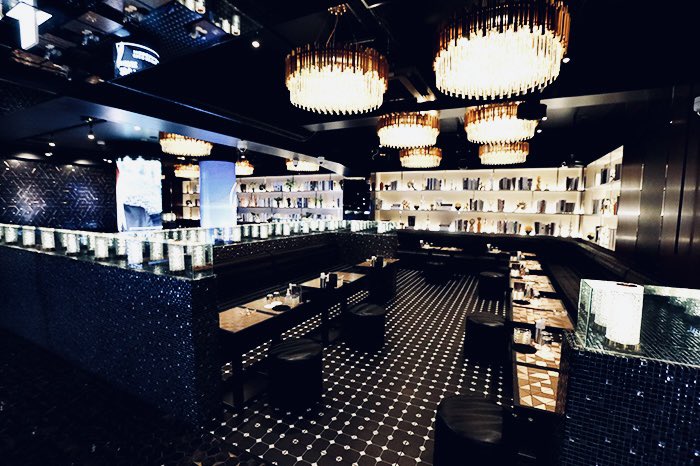sake893corp's tweet photo. Q. 今からホストを始める／移籍するなら
SNS強い店を選ぶべきなのか？

店舗としてSNSやメディア露出が少ない
RE:MAKEが勝ち続けてる理由や事例で考えてみた。（個人的分析/仮説）

知ってる人もいると思うけど、RE:MAKEって他店舗より明らかにSNS・広告予算は控えめと言われてる。

それでも、

・あの店舗規模で店売2億超
・毎年億プを複数輩出
・毎年歌舞伎でTOP10に入る売上規模

なぜ成立するのか？

①人材投資
↓
②話題性や接客品質UP
↓
③口コミ集客
↓
④売上安定
↓
⑤再投資
↓
①再び人材投資

＝人事×集客の好循環。

RE:MAKEは「広告で集める店」じゃなくて「人で人を集める店」になってると思うんだよね。良い人材を先に採る→話題性や顧客満足が担保される→口コミが回る→売上が安定→また良い人材が来る→また集客に繋がるみたいな。このサイクルがずっと回ってる。

大型移籍ってコケる事例超多いけど、RE:MAKEってコケるどころかホスト卒業以外で辞める人いないイメージだし、何ならキャリアハイみたいな人も多い。それも人事面での口コミが回る→良い人材の獲得に繋がってるんだろうなと思う。

SNSより先に「人材に投資する構造」を作って、業界トップクラスの好循環モデルが成立していることがRE:MAKEの強さであると仮説すると、安易に「SNSだ！メディアだ！」はやっぱり違うなと思う。

むしろRE:MAKEみたいに、店舗としてSNSをやっていないことをブランド価値として捉えるホス狂い層ってかなり存在しているので（しかも強い姫多い）、店舗の強みと戦略に整合性があるお店を選びたいよね。

余談ですが、もちろん私がホストを始めるわけではございません。

@club_remake