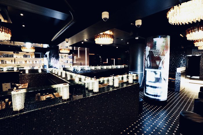 sake893corp's tweet photo. Q. 今からホストを始める／移籍するなら
SNS強い店を選ぶべきなのか？

店舗としてSNSやメディア露出が少ない
RE:MAKEが勝ち続けてる理由や事例で考えてみた。（個人的分析/仮説）

知ってる人もいると思うけど、RE:MAKEって他店舗より明らかにSNS・広告予算は控えめと言われてる。

それでも、

・あの店舗規模で店売2億超
・毎年億プを複数輩出
・毎年歌舞伎でTOP10に入る売上規模

なぜ成立するのか？

①人材投資
↓
②話題性や接客品質UP
↓
③口コミ集客
↓
④売上安定
↓
⑤再投資
↓
①再び人材投資

＝人事×集客の好循環。

RE:MAKEは「広告で集める店」じゃなくて「人で人を集める店」になってると思うんだよね。良い人材を先に採る→話題性や顧客満足が担保される→口コミが回る→売上が安定→また良い人材が来る→また集客に繋がるみたいな。このサイクルがずっと回ってる。

大型移籍ってコケる事例超多いけど、RE:MAKEってコケるどころかホスト卒業以外で辞める人いないイメージだし、何ならキャリアハイみたいな人も多い。それも人事面での口コミが回る→良い人材の獲得に繋がってるんだろうなと思う。

SNSより先に「人材に投資する構造」を作って、業界トップクラスの好循環モデルが成立していることがRE:MAKEの強さであると仮説すると、安易に「SNSだ！メディアだ！」はやっぱり違うなと思う。

むしろRE:MAKEみたいに、店舗としてSNSをやっていないことをブランド価値として捉えるホス狂い層ってかなり存在しているので（しかも強い姫多い）、店舗の強みと戦略に整合性があるお店を選びたいよね。

余談ですが、もちろん私がホストを始めるわけではございません。

@club_remake