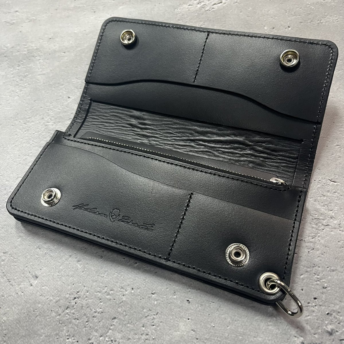 お客様オーダーのモダンパイレーツスカルのスタッズモチーフが入った