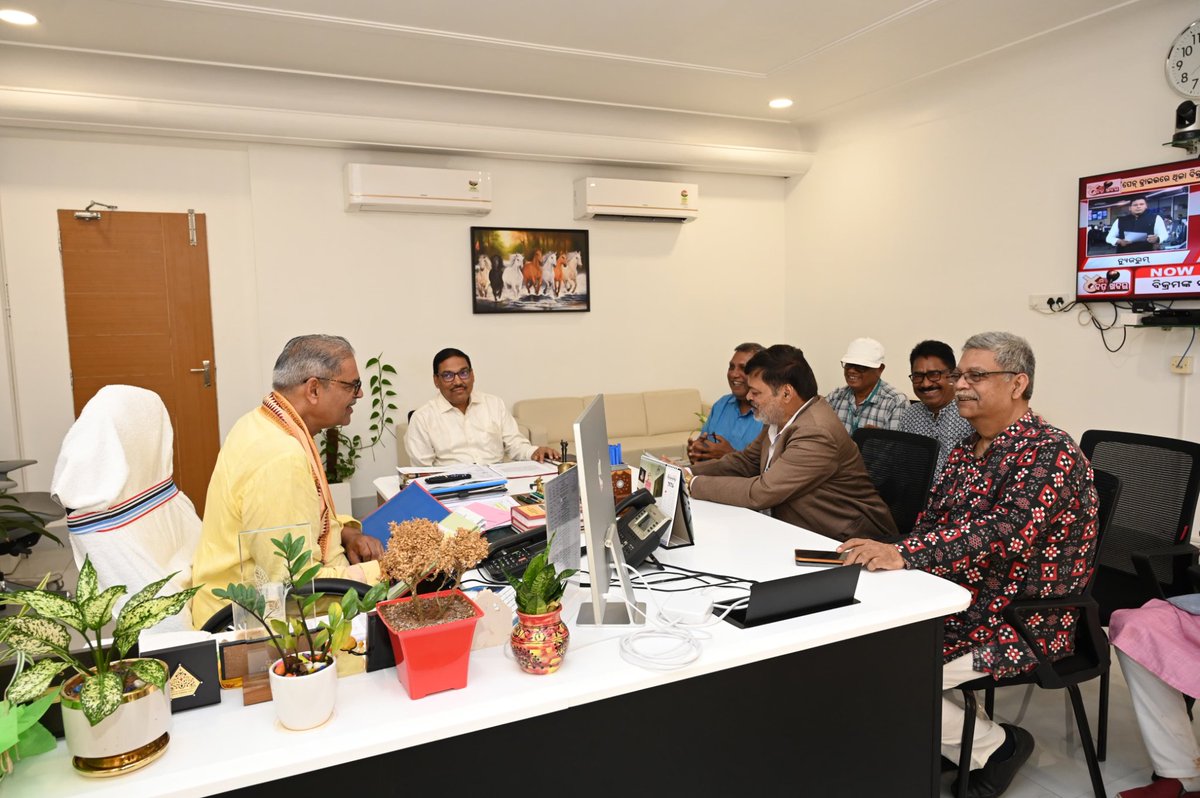 KVSinghDeo1's tweet photo. Today at the LSB Chamber, I had the privilege of meeting Shri Durga Charan Mishra, Hon’ble District Judge, along with Shri Sailendra Narayan Singh Deo, Raja Saheb of Hindol.
#OdishaLeadership #JusticeAndTradition #ResilientOdisha #LegacyAndProgress https://t.co/cJ2gXQrwAZ