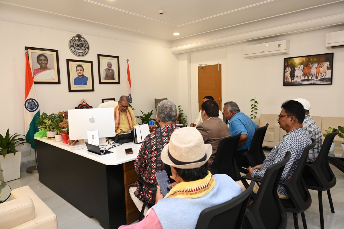 KVSinghDeo1's tweet photo. Today at the LSB Chamber, I had the privilege of meeting Shri Durga Charan Mishra, Hon’ble District Judge, along with Shri Sailendra Narayan Singh Deo, Raja Saheb of Hindol.
#OdishaLeadership #JusticeAndTradition #ResilientOdisha #LegacyAndProgress https://t.co/cJ2gXQrwAZ