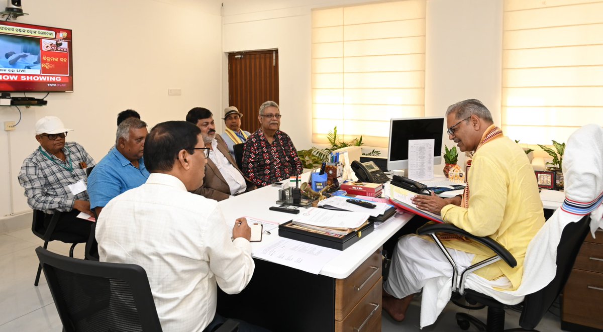 KVSinghDeo1's tweet photo. Today at the LSB Chamber, I had the privilege of meeting Shri Durga Charan Mishra, Hon’ble District Judge, along with Shri Sailendra Narayan Singh Deo, Raja Saheb of Hindol.
#OdishaLeadership #JusticeAndTradition #ResilientOdisha #LegacyAndProgress https://t.co/cJ2gXQrwAZ