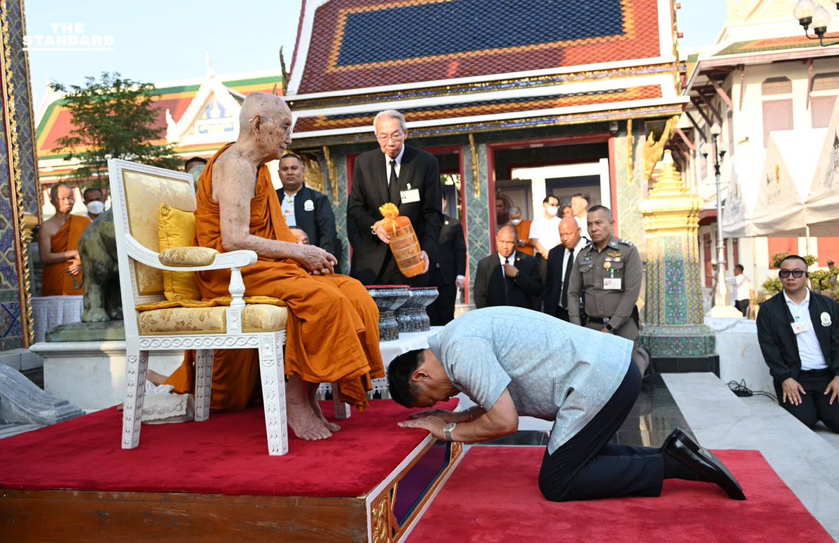 ฝรั่งขี้นกไม่มีหัวนอนปลายตีน"อย่างมัน"
จะมาเข้าใจอะไรวัฒนธรรมคนไทย

ฝรั่งทีดีมีมาก ฝรั่งที่ดีในไทย ก็มาก

แต่ถ้าจะมีฝรั่ง IDIOT ที่มา เหยียดการ กราบไหว้เคารพบูชาของคนไทยว่าเป็นทาส

มึงจะไม่มีวันได้ผุดได้เกิดในแผ่นดินกูแน่นอน