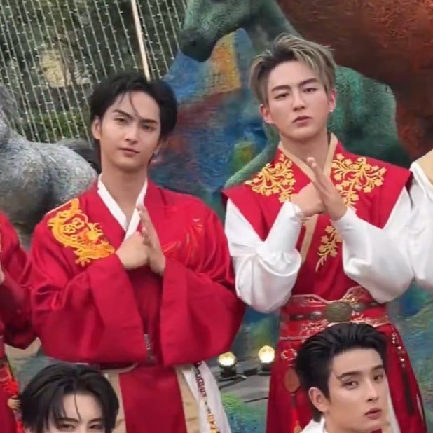 โอ้โหห! แฝดแท้แดนมังกรมาแล้วค้าบบ❤️❤️🤏🏻

CNY ICONSIAM WITH BUS
#BUSCNYatICONSIAM 
#HEARTchuthiwat #COPPERdechawat