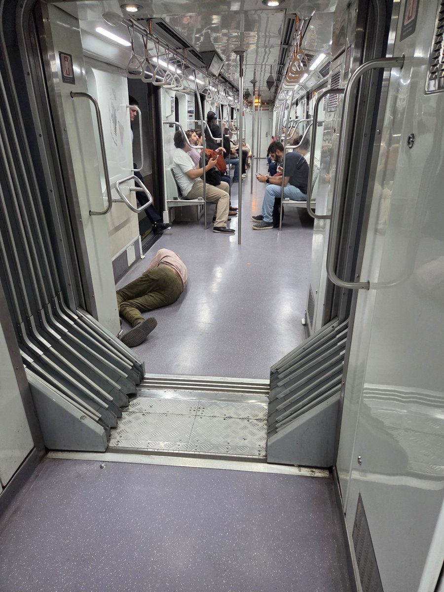 msferrero's tweet photo. @VecinosCon5633 @AguanteCerebro 
#SubteD Formacion Ma-318 - 7:59 hs Congreso de Tucuman a Catedral.  Tipo durmiendo en el último vagón.
¿Que hace falta para que pongan orden en el transporte público en CABA???
@Emova_arg   @jorgemacri  @basubte https://t.co/6BVT0oBDud
