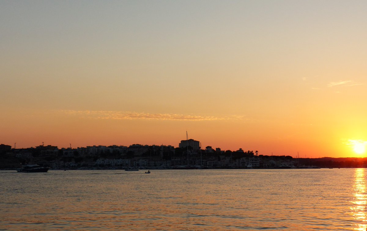 When the day slows down 🌞

#marinaportmahon #mahon #menorca #beautyisland #sailinglife #berthwithus #sunset