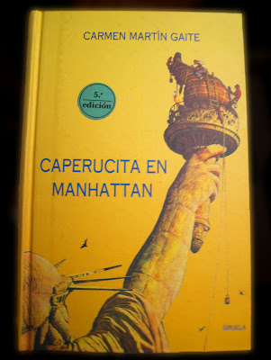 "Caperucita en Manhattan". Una preciosa metáfora de la Libertad, que te hace ver con otros ojos la estatua regalo de Francia en 1885 y realizada a imagen de la madre del escultor, Mr. Bartholdi... blgs.co/GfzB3G