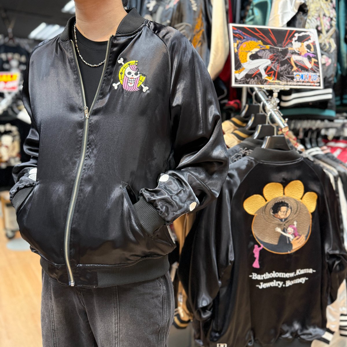 ichiya_1947's tweet photo. こんにちは。イチヤ帯屋町店です！

＃絡繰魂 × #ONEPIECE コラボ✨
バーソロミュー・くまがデザインされた
リバーシブルスカジャン登場🔥

光沢感のある素材と上質な刺繍で
名シーンも再現されております✨

📎商品の詳細はこちら
https://t.co/8wiezul9XZ

#スカジャンコーデ
#コラボスカジャン https://t.co/mQNaqaaxM1