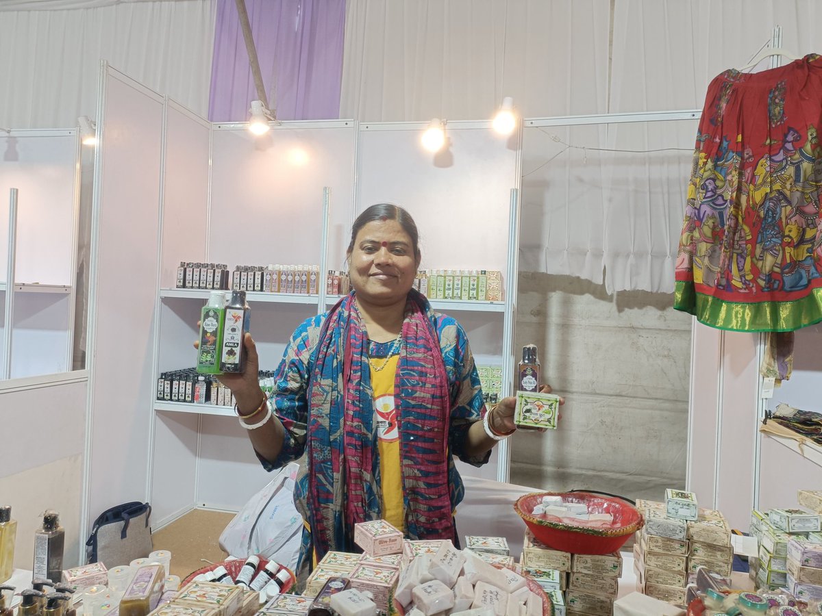 onlineJSLPS's tweet photo. ऑर्गेनिक उत्पादों से मीनू ने देशभर में बनाई अपनी पहचान

पूर्वी सिंहभूम के हुरलूंग की रहने वाली मीनू रक्षित, प्रगति महिला समिति की सदस्य हैं। समूह की महिलाओं के साथ मिलकर वे पलाश ब्रांड के अंतर्गत ऑर्गेनिक और हस्तनिर्मित हर्बल उत्पाद—जैसे साबुन, फेस वॉश, फेस पैक, क्रीम, शैंपू, हेयर ऑयल और पेन ऑयल बनाने का काम, पिछले कुछ सालों से कर रही हैं। 
गुरुग्राम सरस मेले में सरस गैलरी के स्टॉल नंबर-533 पर मीनू के उत्पादों की प्रदर्शनी-सह-बिक्री लगाई गई है। मेले के पहले ही दिन  ग्राहक काफी मात्रा में वहां पहुंचे तथा उनके उत्पाद खरीदे।
मीनू कहती हैं कि ऐसे बड़े मंचों पर काम करने का मौका मिलना उनके लिए गर्व की बात है। उन्हें इस मेले से लाखों के मुनाफे की उम्मीद है। 

#पत्रकार_दीदी - प्रीति कुमारी

#SarasMela #SarasAajeevikaMela #SarasMeinHum #Swadeshi #DAYNRLM #VocalForLocal #हर_घर_स्वदेशी #DAYNRLM #LakhpatiDidi #NariShakti #RuralLivelihoods

@MoRD_GoI @DAY_NRLM 
@HemantSorenJMM @DipikaPS 
@DCEastSinghbhum