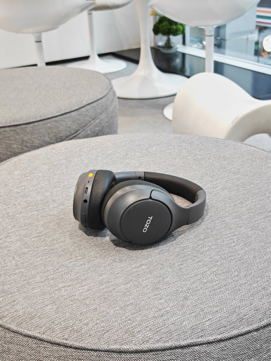 TOZO_OFFICIAL's tweet image. Just tried the TOZO HT3 over-ear headphones and I’m impressed — rich bass, clear mid, and comfortable padding that’s perfect for long listening sessions. Ideal for commuting, workouts, or relaxing at home. 🎧✨

#TOZO #HT3 #Goodsound #Soundvibes #TechStyle