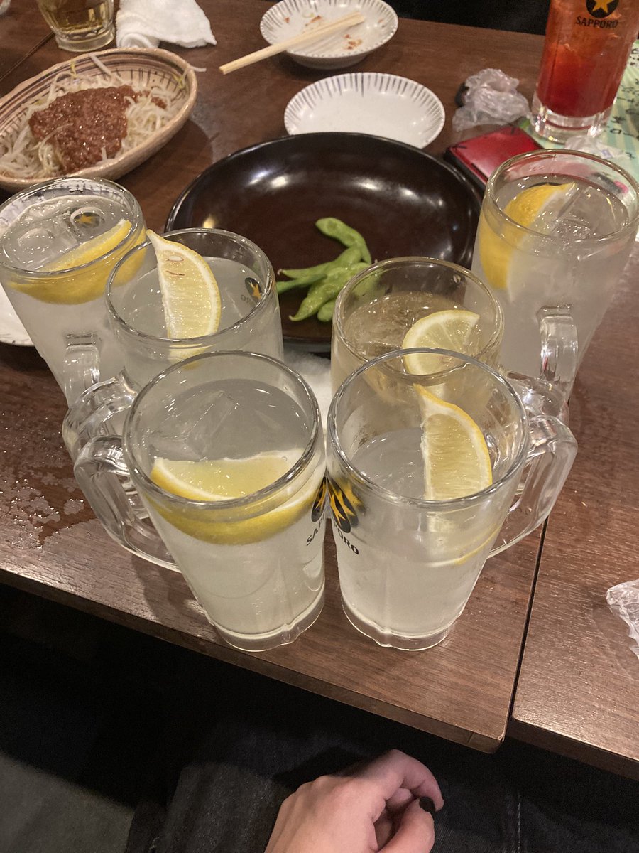10日は最後の学校のライブでした。
出番が多くて大変でしたがとても楽しいライブでした。
これは何故か私の前に集まってきた余ったお酒たち。