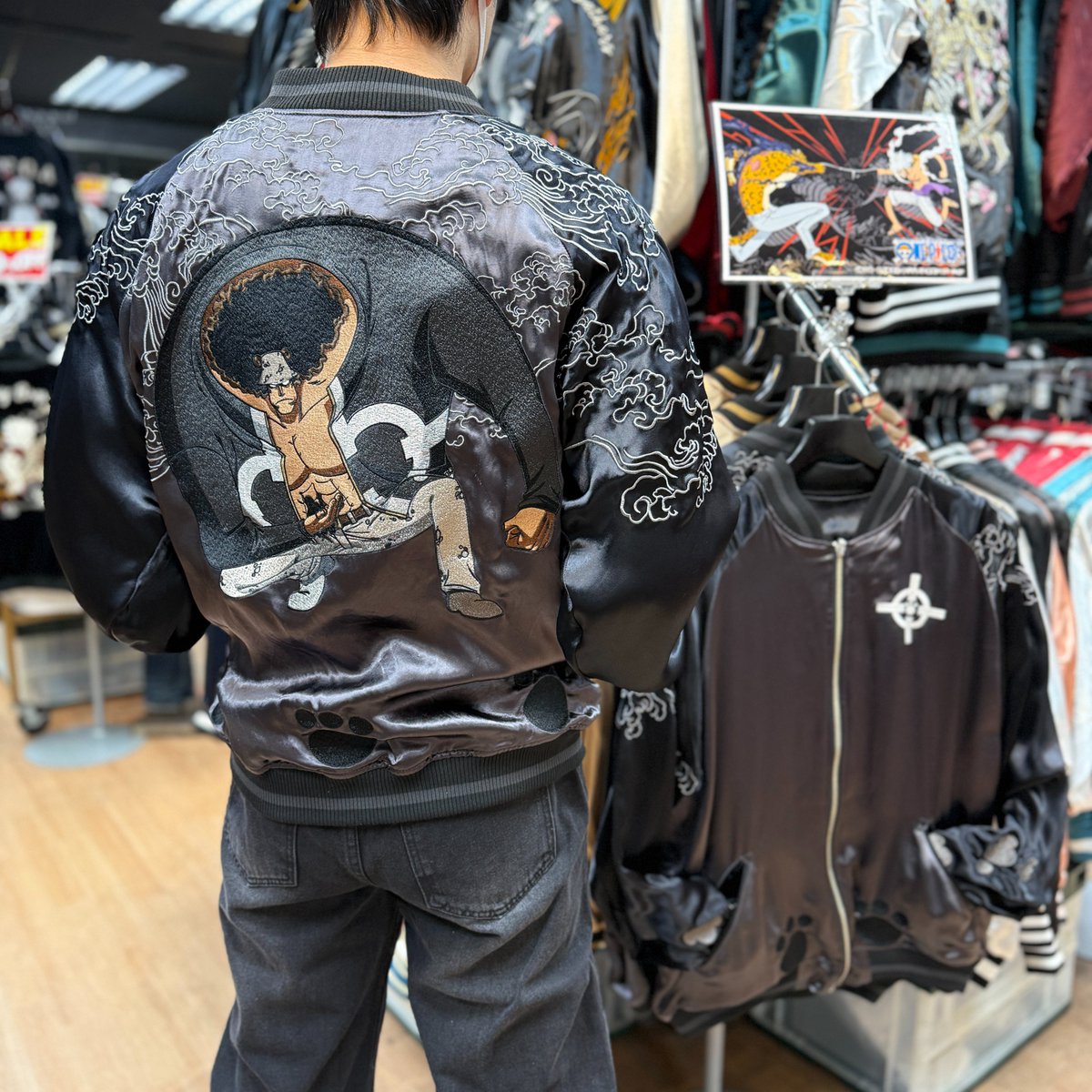 ichiya_1947's tweet photo. こんにちは。イチヤ帯屋町店です！

＃絡繰魂 × #ONEPIECE コラボ✨
バーソロミュー・くまがデザインされた
リバーシブルスカジャン登場🔥

光沢感のある素材と上質な刺繍で
名シーンも再現されております✨

📎商品の詳細はこちら
https://t.co/8wiezul9XZ

#スカジャンコーデ
#コラボスカジャン https://t.co/mQNaqaaxM1