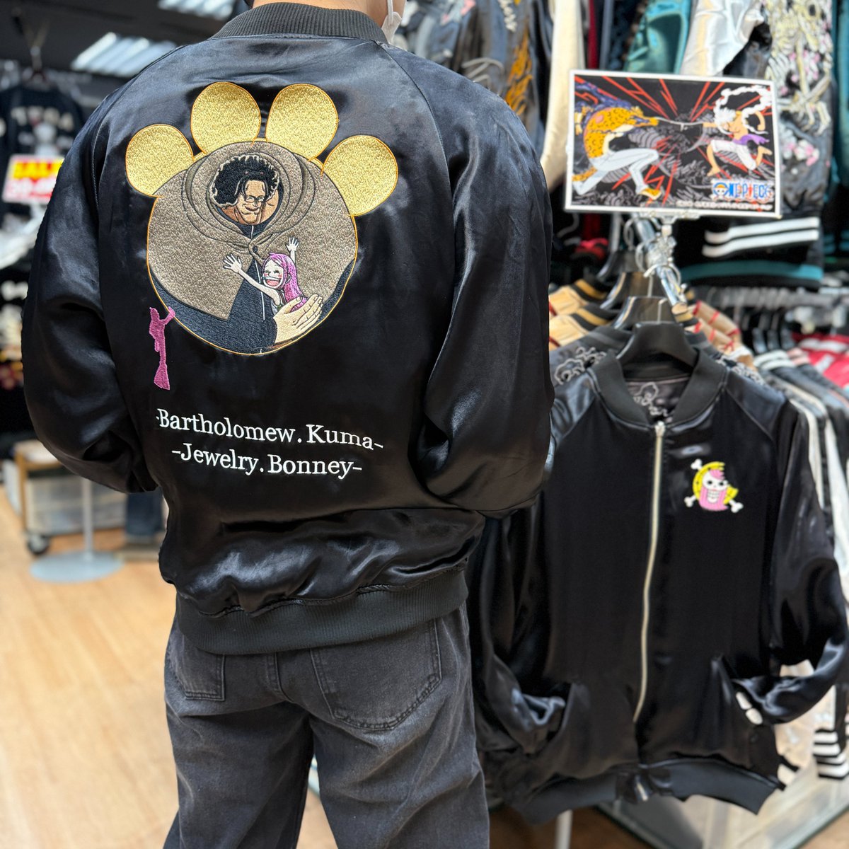 ichiya_1947's tweet photo. こんにちは。イチヤ帯屋町店です！

＃絡繰魂 × #ONEPIECE コラボ✨
バーソロミュー・くまがデザインされた
リバーシブルスカジャン登場🔥

光沢感のある素材と上質な刺繍で
名シーンも再現されております✨

📎商品の詳細はこちら
https://t.co/8wiezul9XZ

#スカジャンコーデ
#コラボスカジャン https://t.co/mQNaqaaxM1