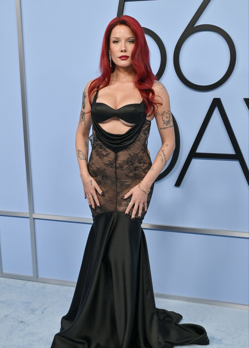 daily_magazin's tweet photo. Amerikalı şarkıcı Halsey, Los Angeles’te düzenlenen bir etkinlikte objektiflere poz verdi. https://t.co/YwCcrTsx3d