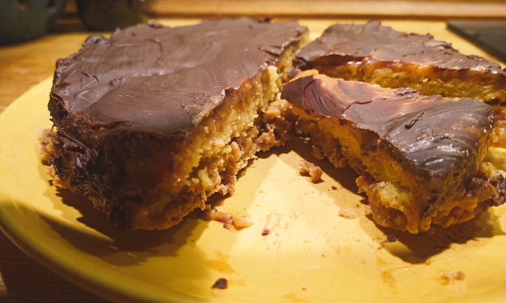 Guten Morgen am schmotzigen Dommerstag. Allen, die feiern gehen: lustige tolle Tage!
 Feste soll man feiern wie sie fallen. Heute Karamellkuchen zum Frühsttück, wuchtig...