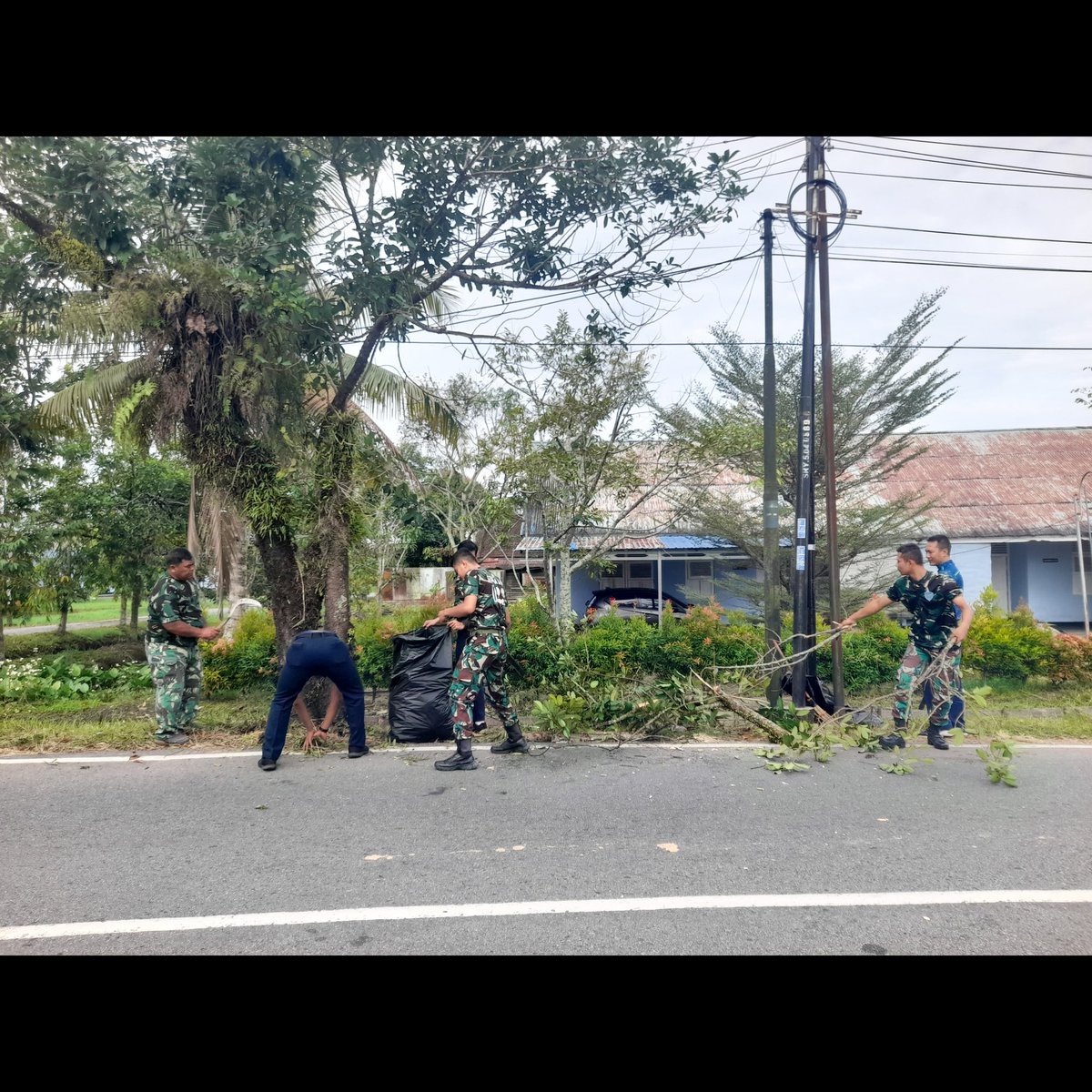 LanudSupadio's tweet photo. Lanud Supadio Laksanakan Aksi Bersih Lingkungan, Tindak Lanjuti Perintah Langsung Presiden RI

Berangkat dari kepedulian terhadap lingkungan yang bersih dan sehat, Lanud Supadio melaksanakan kegiatan kebersihan lingkungan secara serentak https://t.co/LiGmtd9n6O