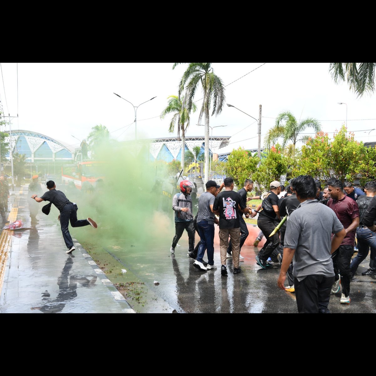 LanudSupadio's tweet photo. Hadapi Massa Anarkis, Lanud Supadio Uji Kesiapsiagaan Lewat Latihan PHH 

Menghadapi massa yang emosional tidak cukup dengan kekuatan fisik semata, tetapi menuntut ketenangan, kecermatan, dan kendali diri tingkat tinggi. https://t.co/NhW2GO277a