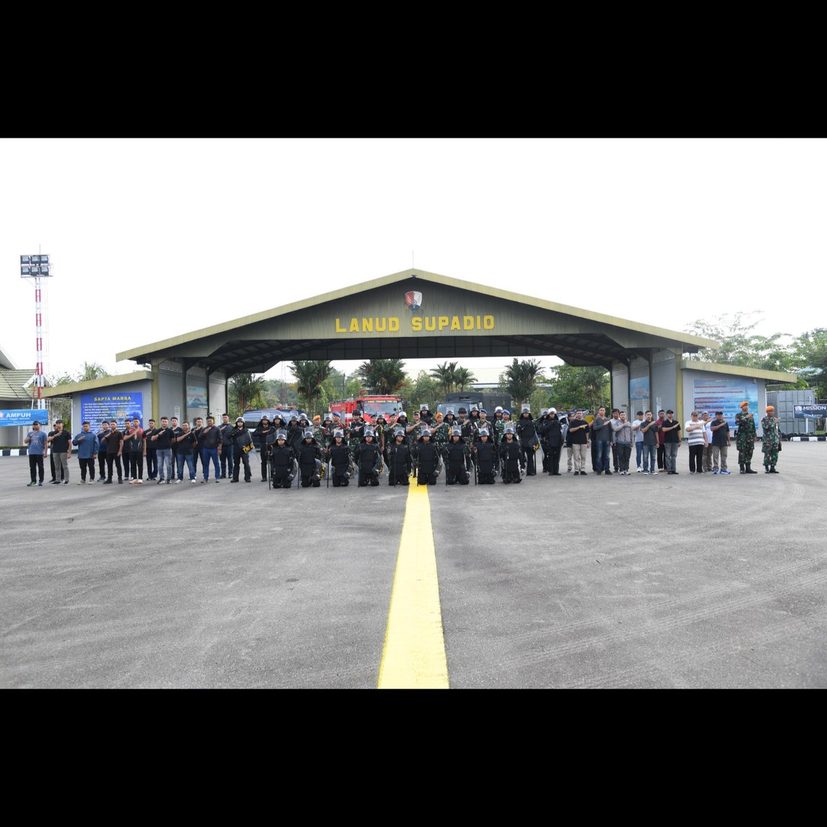 LanudSupadio's tweet photo. Hadapi Massa Anarkis, Lanud Supadio Uji Kesiapsiagaan Lewat Latihan PHH 

Menghadapi massa yang emosional tidak cukup dengan kekuatan fisik semata, tetapi menuntut ketenangan, kecermatan, dan kendali diri tingkat tinggi. https://t.co/NhW2GO277a
