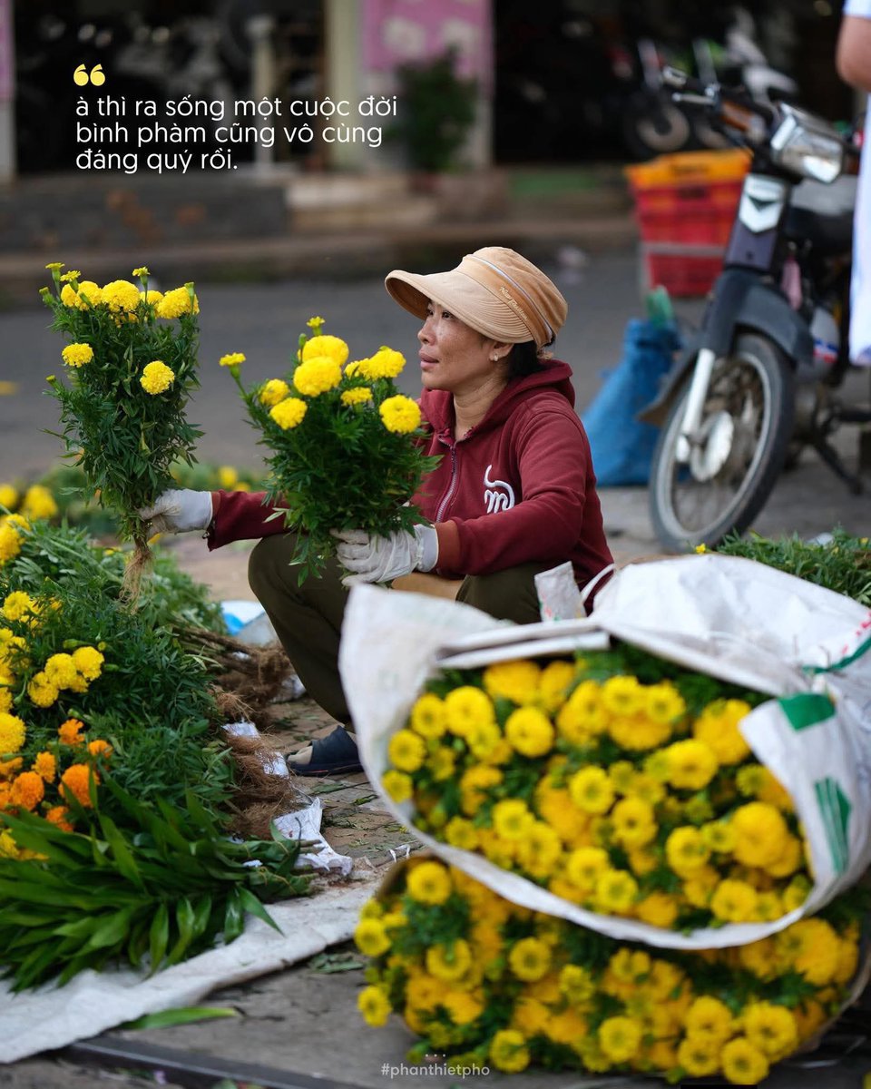 "Đã thấy mấy vạt hoa vàng lòe xòe, đã thấy những trái dưa hấu bóng mẫy thẫm xanh chất tầng tầng trên chợ. Thế là Tết thật rồi. Tết cứ làm người ta nao lên nôn nóng ngóng chờ, rồi lại nuối tiếc cho tuổi xuân qua. 

Tết này không có 30, 29 rồi tới mùng