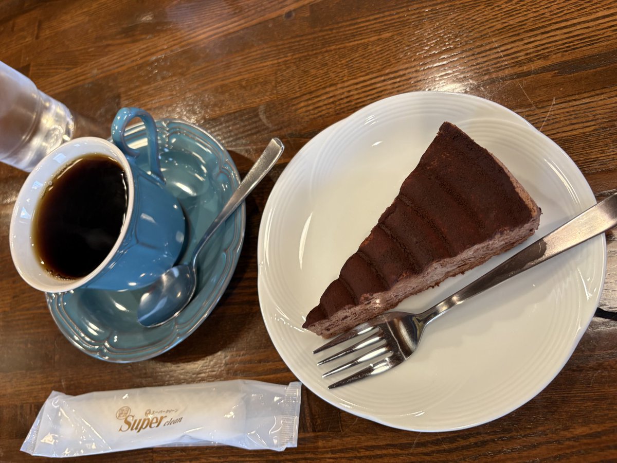 #らじいし号が行く
今日は加非館からお送りしました☕️
バレンタインブレンドとチョコレートケーキ、とってもよく合います
ケーキがとろける食感でナッツのアクセントもほどよく、コーヒーの苦味でスッキリします。ケーキはドリンクとセットにすると100円引きに。ぜひセットで！2月14日までの限定です