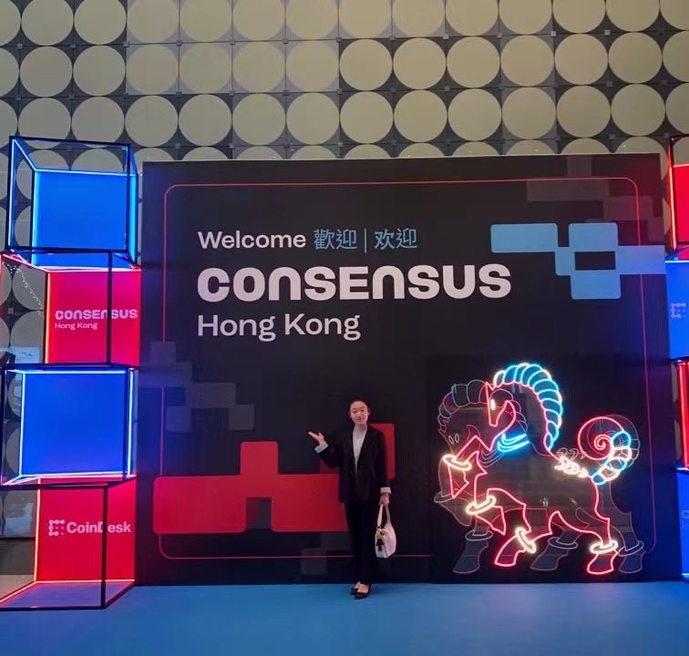 WmsPLrgrB957610's tweet photo. Consensus HongKong🫶🏻就为了来看孙宇晨！@justinsuntron @sunyuchentron @trondao 
占第一排听会议除了收获台上大佬赋能、更多的是台下身边结识了很多行业优秀前辈们，小刁真的是遇贵人体制！我继续保持敬畏，保持连接，保持思考！最近每天只睡5小时太肝了 https://t.co/Q0QUktXXbP