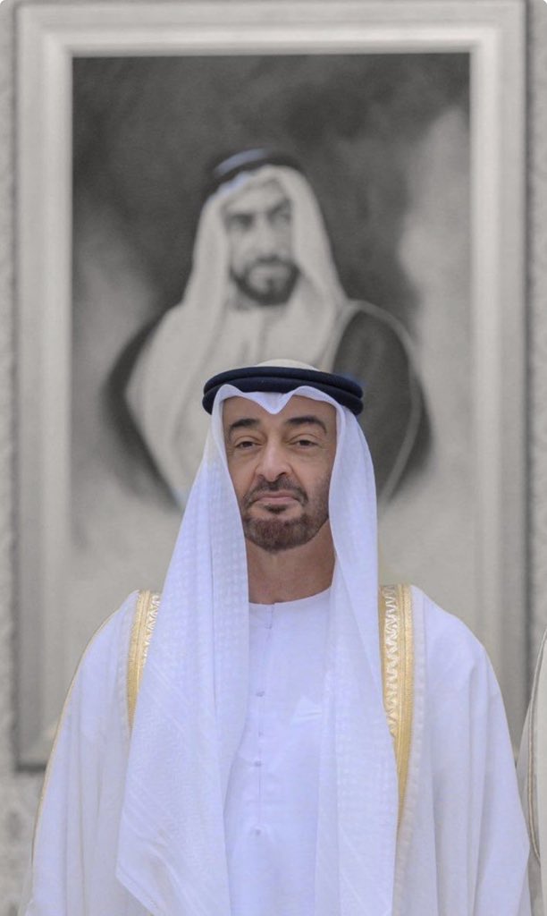 واليوم صارت جنة أحلام تزخر بفل وياسمينا

قام الوطن بتخطيط ونظام زان وتزخرف وبه بهينا

دولة تطور عز وإسلام وبين الأمم دولة بنينا

والشعب متهني بالأنعام ونسعى لمجد له عنينا

ننبذ لذي واشي ونمام نترك كلام الواشيينا

*الوالد المؤسس/ الشيخ زايد بن سلطان آل نهيان طيب الله ثراه 🤍