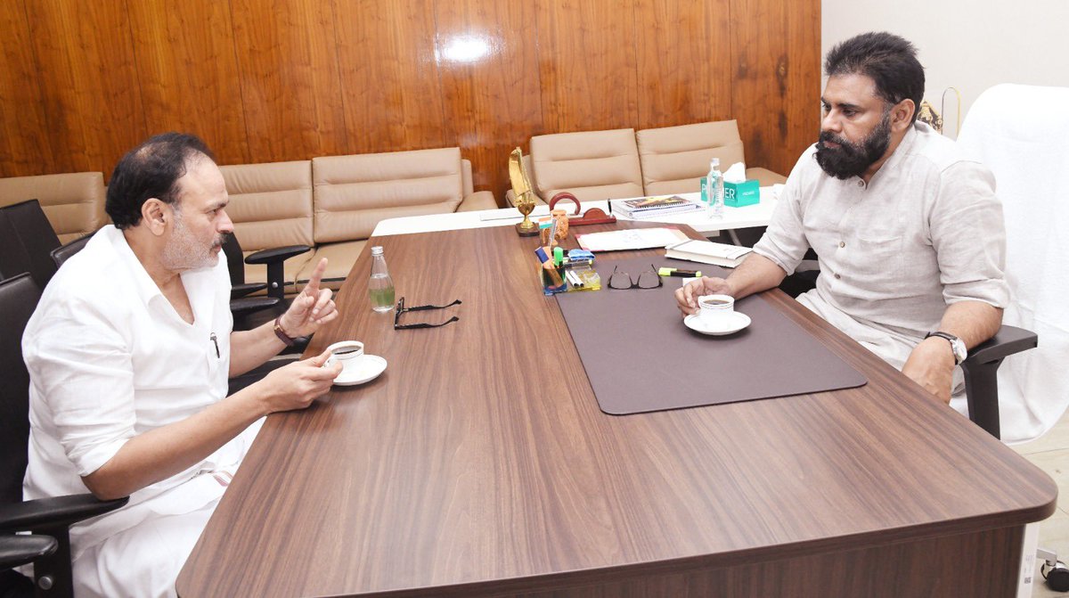 శాసన సభలోని ఉప ముఖ్యమంత్రివర్యులు పేషీలో శ్రీ పవన్ కళ్యాణ్ గారితో భేటీ అయి చర్చించిన ఎమ్మెల్సీ శ్రీ నాగబాబు గారు, ఎమ్మెల్యే శ్రీ నందమూరి బాలకృష్ణ గారు.