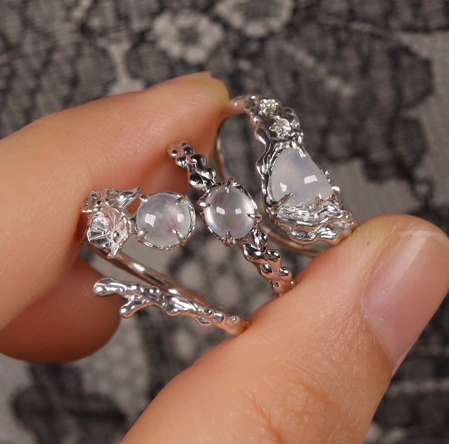 真ん中が最も品質よく、透明度が高いガラス種と呼ばれるタイプの氷翡翠