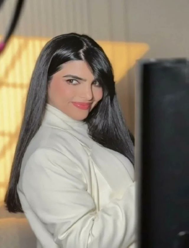 سؤال الى التاجر الدلخ الحمار اللي يتعاقد مع مشهورة متبرجة كاشفة وجهها ولا تغطي ملابسها عاصية لربها لأجل تسوي اعلان لمنتجاته في سنابها
الحين انت يا حمار تتوقع ان الله سوف يرزقك وانت تعصيه 
تتوقع ان الله يرزقك من خلال هذه المشهورة🤣
#الخميس_الونيس
#كلمه_ولو_جبر_خاطر
#فضفض_بتغريده