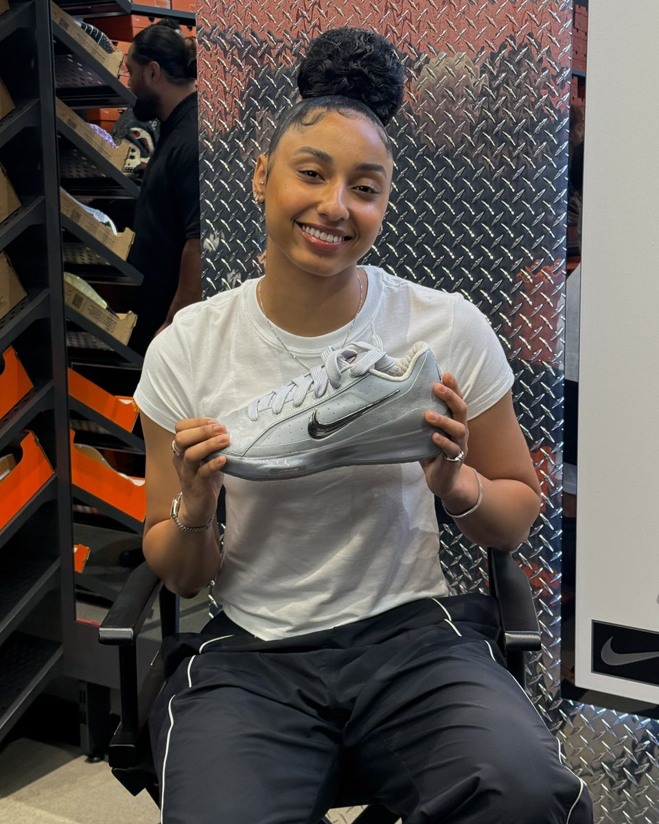 Novelship's tweet photo. Juju Watkins is reppin' hard with the first-ever athlete co-created sneaker in the Nike LeBron NXXT Gen line!
Thoughts??? 

#juju #nike #fyp #trending #sneakers #SneakerWatch #fyp #shoes #sneaker #sneakerhead #sneakernews #basketball #basketball🏀 #sport #fyp #fypシ #nike #aj https://t.co/GTHuA5Wb5T
