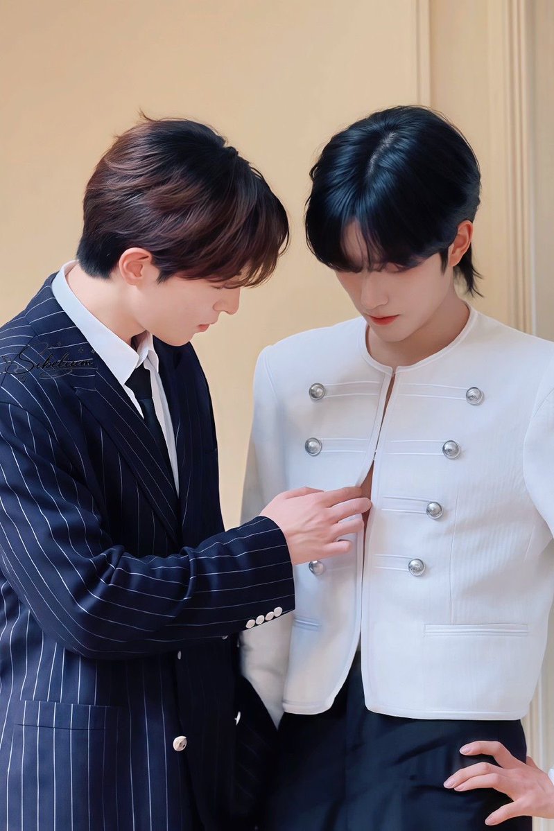 wintersnow0515's tweet image. When your husband is so fine you just have to touch  🥺#XingQiu