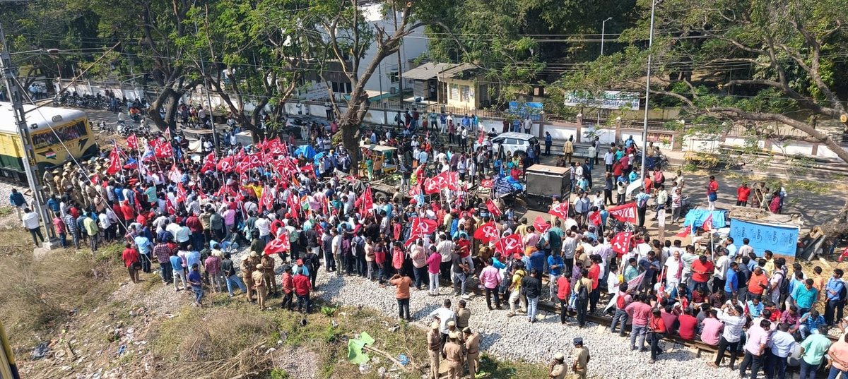 JanasakthiThola's tweet image. ஒன்றிய அரசின் தொழிலாளர் விரோத கொள்கையை கண்டித்து அனைத்து தொழிற்சங்கங்கள் சார்பில் இன்று நாடு தழுவிய பொது வேலைநிறுத்தம் நடைபெறுகிறது. இதனையொட்டி காஞ்சிபுரத்தில் திரளானோர் பங்கேற்ற ரயில் மறியல் போராட்டம்

#GeneralStrike #12thFebGeneralStrike #Feb12Strike #LabourRights #SaveFarmers