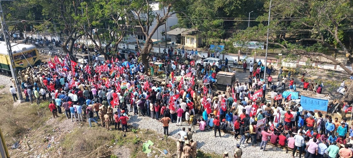 JanasakthiThola's tweet image. ஒன்றிய அரசின் தொழிலாளர் விரோத கொள்கையை கண்டித்து அனைத்து தொழிற்சங்கங்கள் சார்பில் இன்று நாடு தழுவிய பொது வேலைநிறுத்தம் நடைபெறுகிறது. இதனையொட்டி காஞ்சிபுரத்தில் திரளானோர் பங்கேற்ற ரயில் மறியல் போராட்டம்

#GeneralStrike #12thFebGeneralStrike #Feb12Strike #LabourRights #SaveFarmers