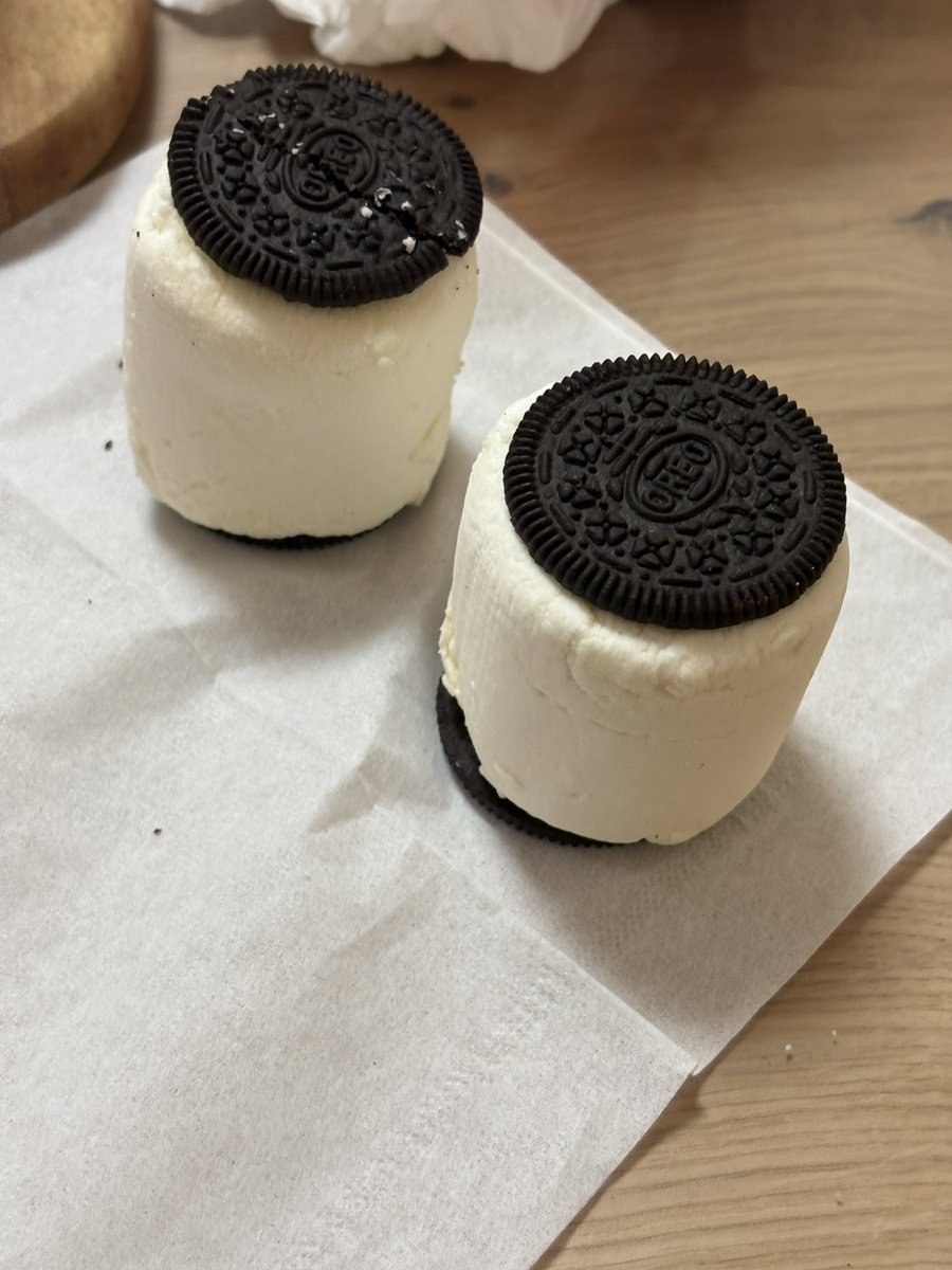 こどもがオレオにでかいマシュマロ挟んで得意げに自慢してきた