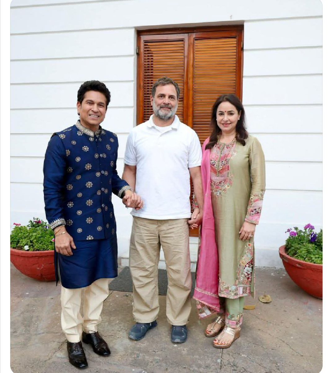सचिन के बेटे अर्जुन तेंदुलकर की शादी हो रही है।

ठीक है?

सचिन अपने परिवार के साथ मोदी के घर गए और उन्हें आमंत्रित किया।

ठीक है?

सचिन अपने परिवार के साथ राहुल गांधी के घर गए और उन्हें आमंत्रित किया।

ठीक है?

लेकिन सचिन और उनकी पत्नी ने केवल राहुल गांधी से उनके साथ एक तस्वीर