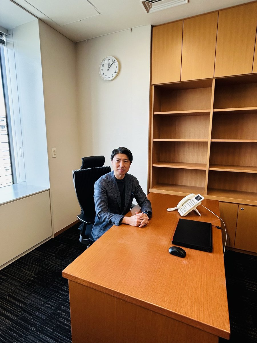 aoyagy's tweet photo. 5期13年。
国会事務所、第二会館1013号室をあとにします。激動の時代を、この部屋と共に駆け抜けました。
積み上げた書類の山はなくなっても、ここで戦った記憶は一生消えることはありません。
そして、支えてくれたすべての方々へ。
万感の思いを込めて、ありがとうございました。 https://t.co/liijTaH2PV