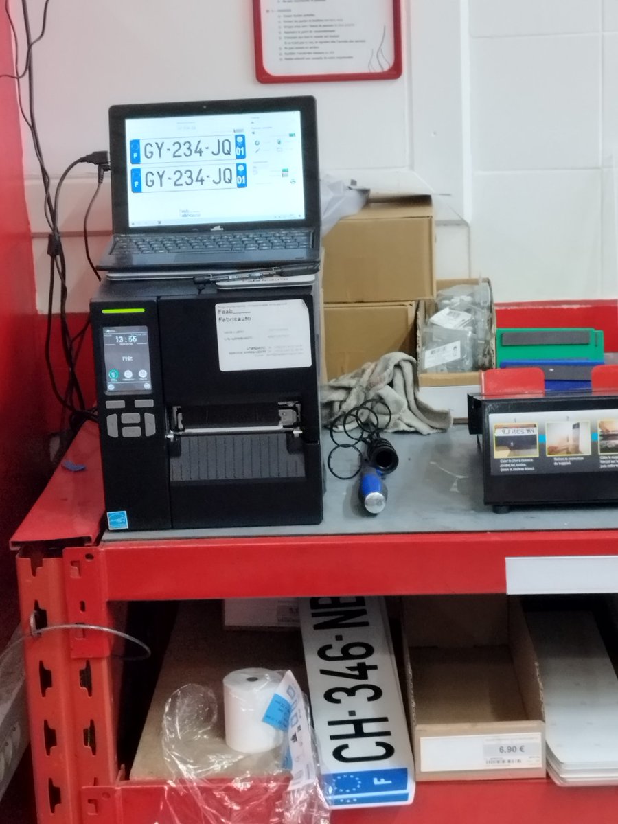 Ce type de machines permet de fabriquer des plaques d'immatriculation, c'est un outil pas cher et facilement trouvable.
Comment la DGI ne soit pas capable de fournir en continue des plaques d'immatriculation ?