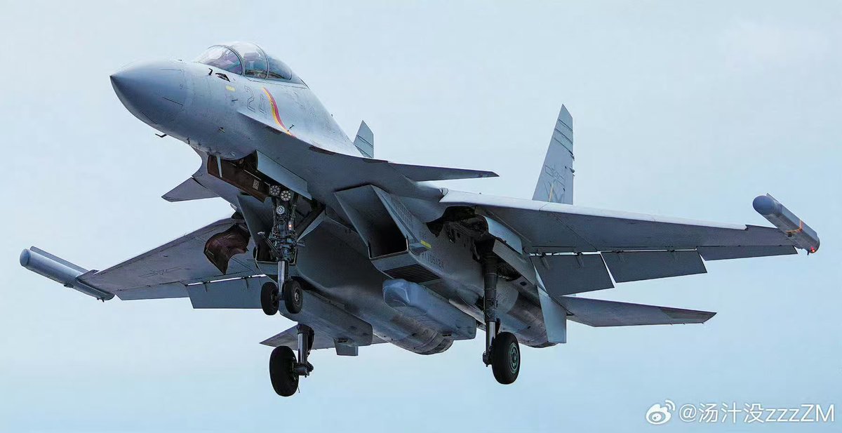 RickJoe_PLA's tweet photo. Given J-15/T is "Flying Shark" it only makes sense for J-15DT/DH to be nicknamed "Spark Shark" (even if it's not the official title).
Rhyming + alliteration both.

Its tail emblem even has the shark brandishing a lightning bolt, cute. https://t.co/Xtp5yMdpzu