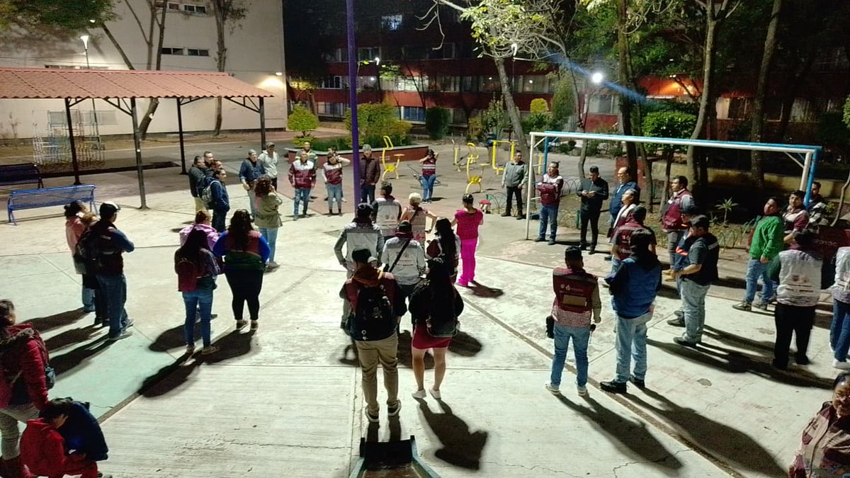 Realizamos un recorrido nocturno en la primera sección de #Tlatelolco para supervisar los avances en alumbrado y obras que realiza la <a href="/SOBSECDMX/">Secretaría de Obras y Servicios CDMX</a> para dar cumplimiento al compromiso hecho por la Jefa de Gobierno, <a href="/ClaraBrugadaM/">Clara Brugada Molina</a>.