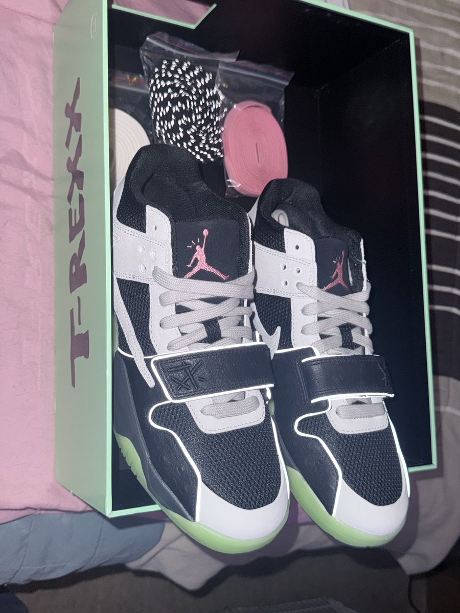 DinoStaxkzkixkz's tweet photo. I lowkey kan wear @trvisXX #trexx everyday everywhere all around a great pair of #kicksz just need both mochas but had the newest dark mocha wasn’t my size but in his website smh but Phat L on #Frags https://t.co/uGkySLNe15