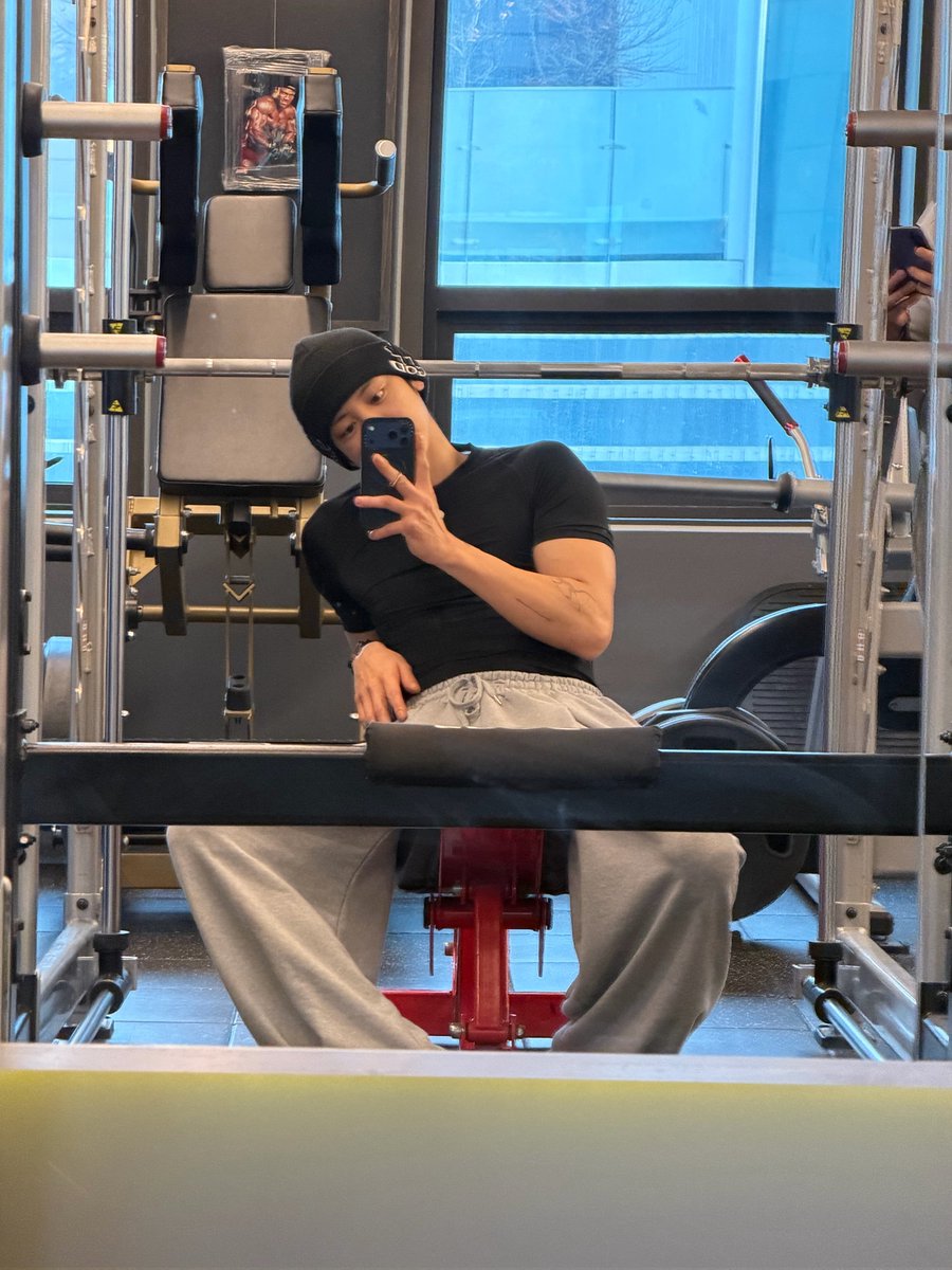 260212 CHANYEOL 🍒💭

“If someone saw me, they’d think I slept at the gym yesterday"

"But I have to wear clothes like this for my workout to go well.."

#찬열버블