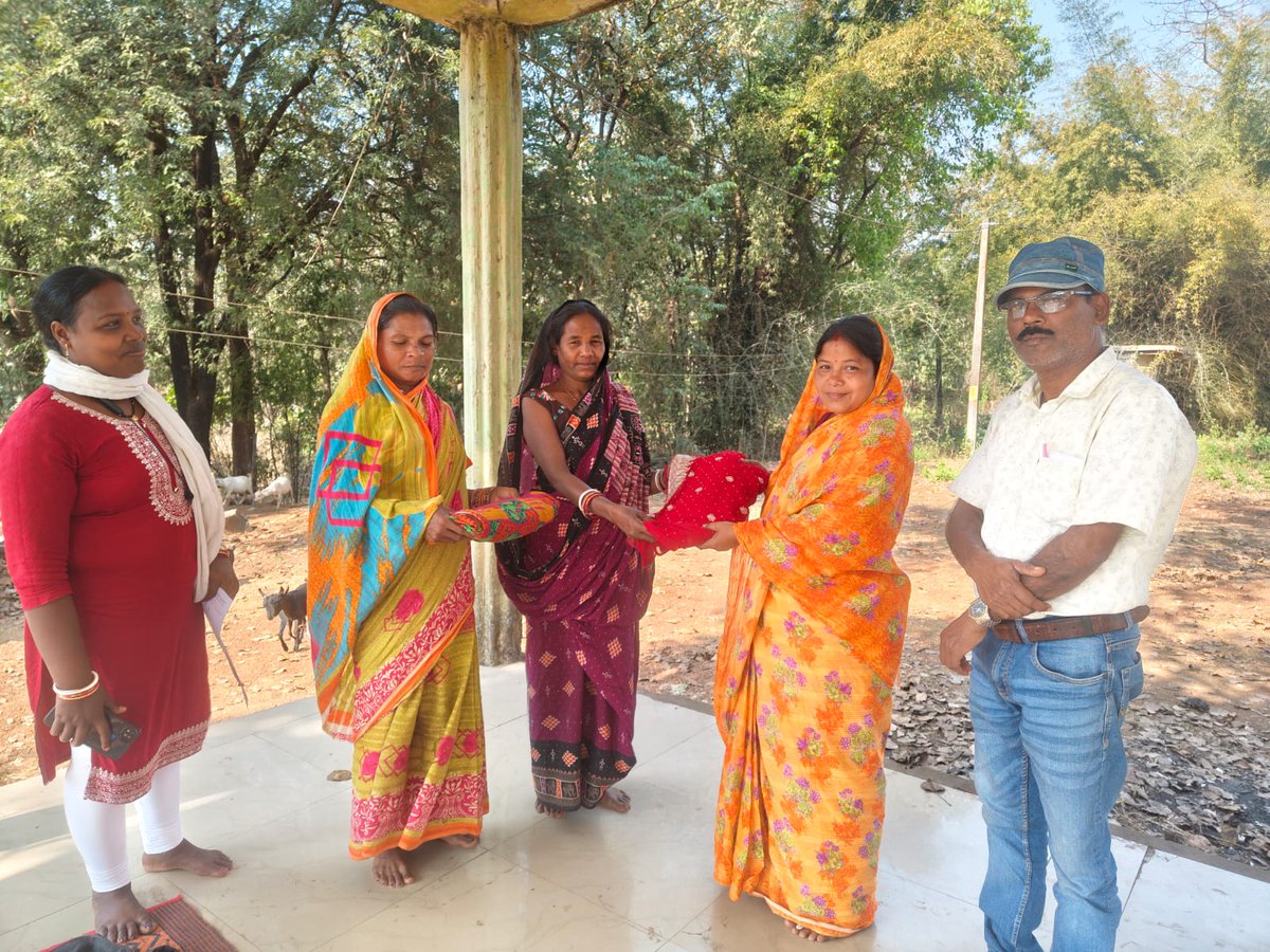 ଜନଜାଗୃତି ମଞ୍ଚ, ମୟୂରଭଞ୍ଜ ଲୋକ ସଙ୍ଗଠନ ତରଫରୁ "ଗ୍ରାମୀଣ ଚର୍ଚ୍ଚା" ପାଇଁ ପ୍ରସ୍ତୁତି ବୈଠକ ଅବସରରେ ବିଭିନ୍ନ ଗ୍ରାମର କମିଟି ମେମ୍ବର ମାନଙ୍କୁ ନିମନ୍ତ୍ରଣ ପ୍ରଦାନ କରାଯାଉଛି। 
<a href="/Atmashakti3/">Atmashakti Trust</a> 
 #GrameenCharcha 
#CommunityLedDevelopment
#RuralVoices
#IndigenousWisdom
#JjmMayurbhanj
#Rayagada
#Odisha